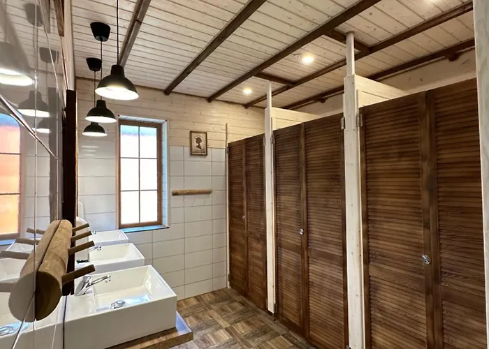 Gory Stolowe Camp - Caloroczne Miejsce Na Kamper, Przyczepe Lub Namiot Campsite Radkow