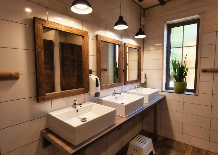 Gory Stolowe Camp - Caloroczne Miejsce Na Kamper, Przyczepe Lub Namiot Campsite Radkow