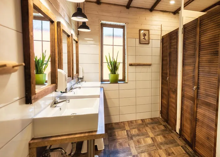 Gory Stolowe Camp - Caloroczne Miejsce Na Kamper, Przyczepe Lub Namiot Radkow