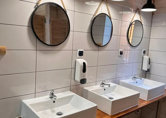 Gory Stolowe Camp - Caloroczne Miejsce Na Kamper, Przyczepe Lub Namiot