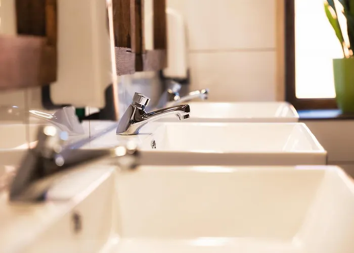 Gory Stolowe Camp - Caloroczne Miejsce Na Kamper, Przyczepe Lub Namiot Campsite